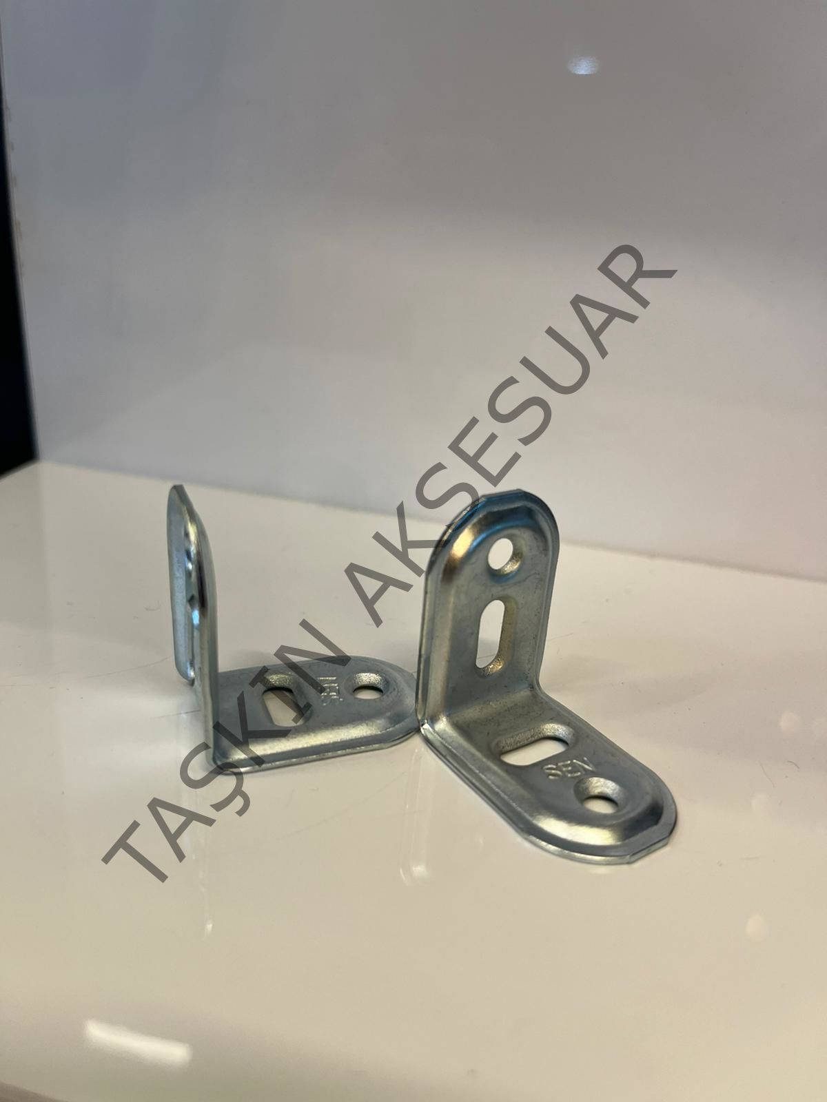 Metal L Gönye 22x30x30mm 4 Delikli Federli 28no Köşebent Dolap Bağlantı Aparatı Demiri Mobilya